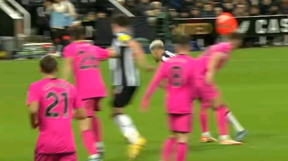 尼斯球员因红牌遭遇禁赛，形势严峻