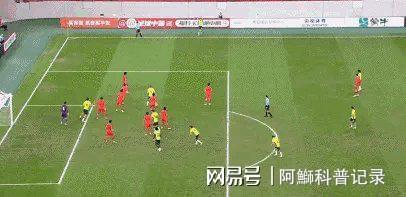 米兰体育投注-默契配合不足，球员间传球失误频发