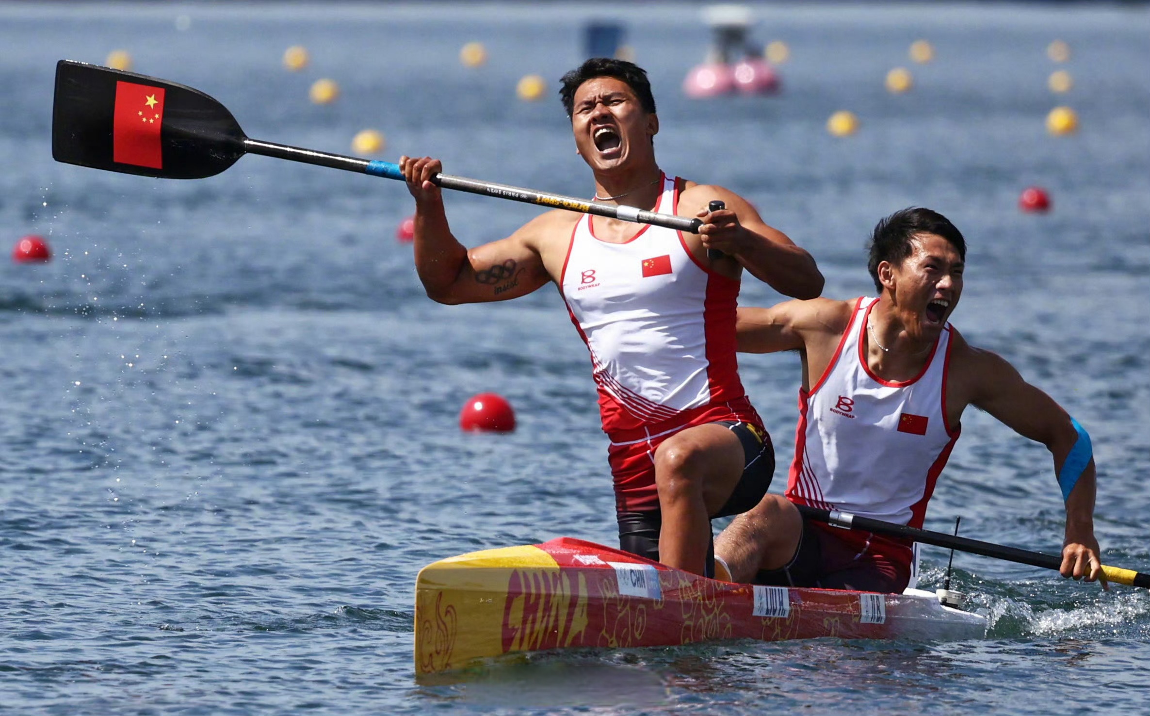 包含赛艇项目：选手拼尽全力争取最佳成绩的词条