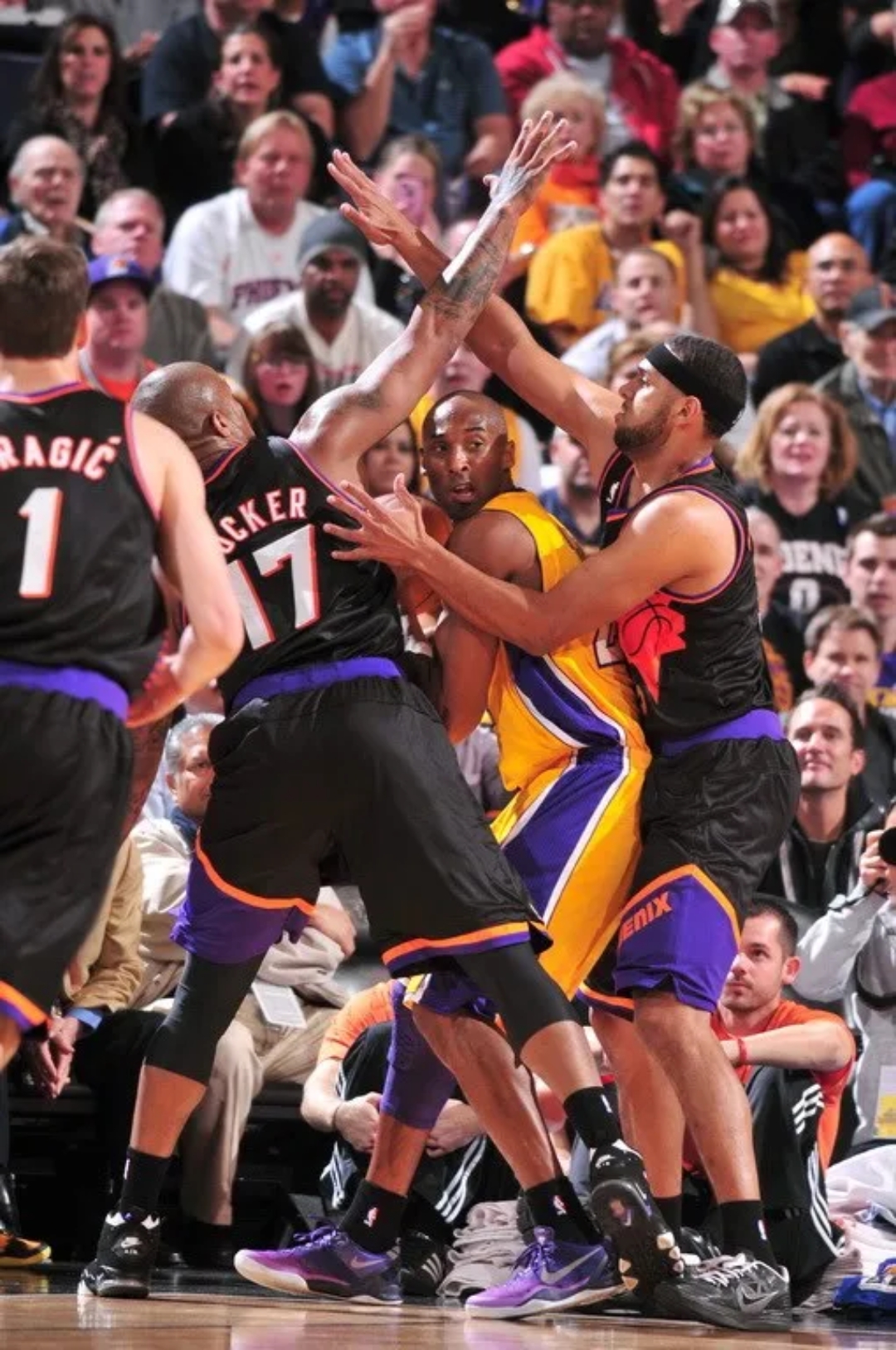 精彩绝伦的比赛，场上局势紧张刺激